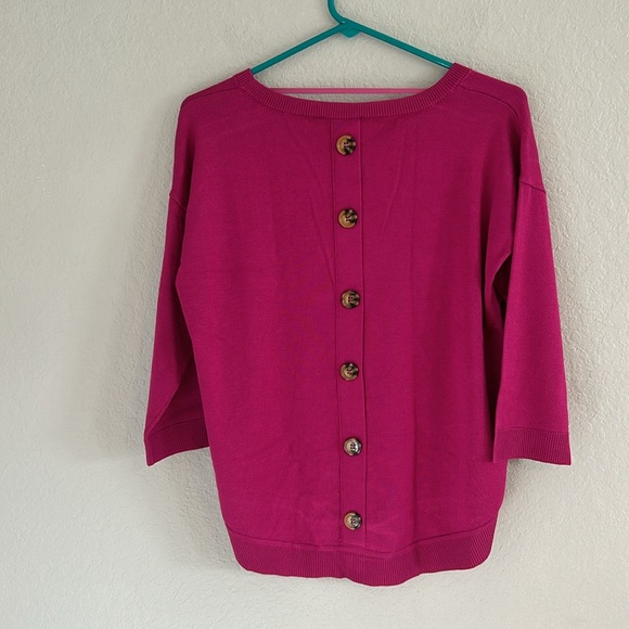 Cute/sexy, button back quarter sleeve sweater - Picture 6 of 9